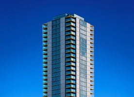 Moderne Architektur vor tiefblauem Himmel