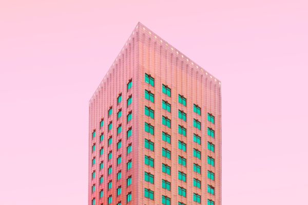 Moderne Architektur vor orangem Himmel