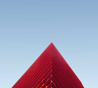 Modernes Haus vor blauem Himmel