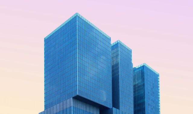 Moderne Architektur vor rosa Himmel